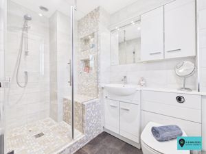 Ensuite- click for photo gallery